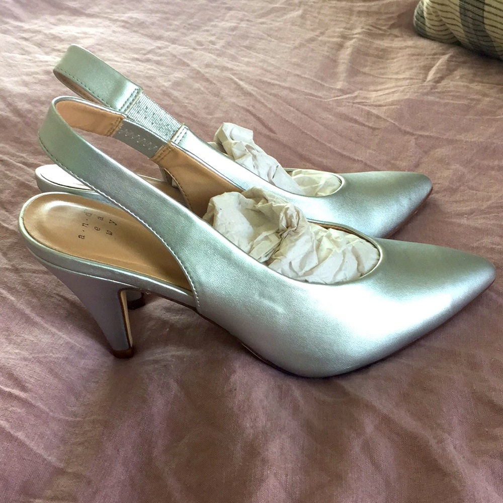 ****SOLD********Silver Slingback Pumps